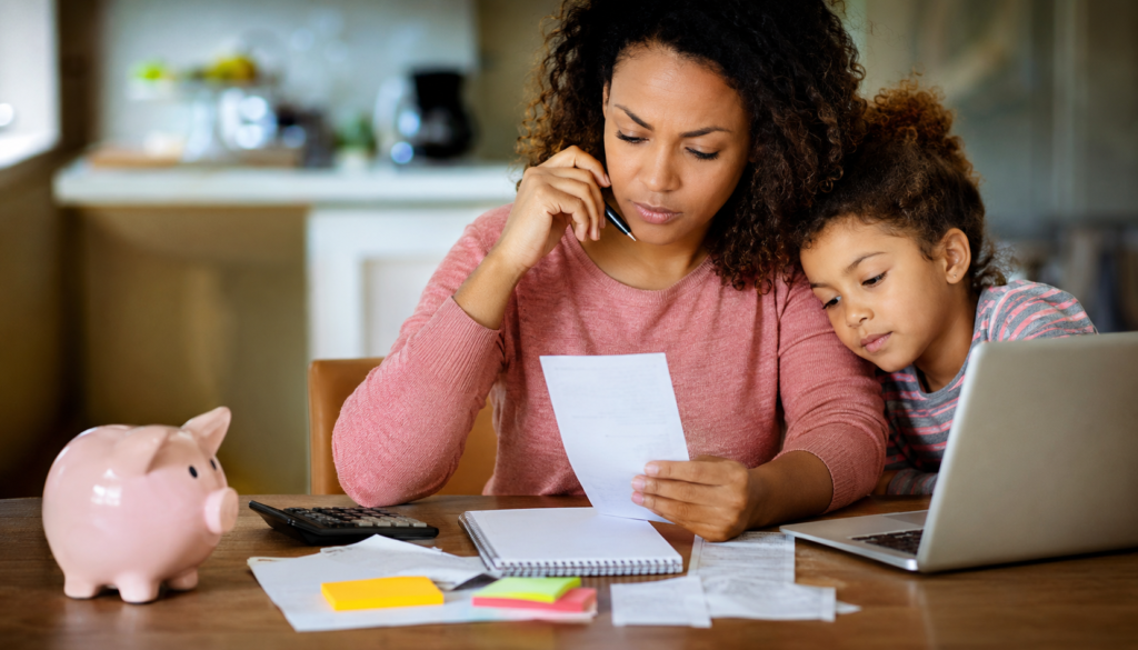 Imagem ilustrando uma mãe e um filho organizando as finanças